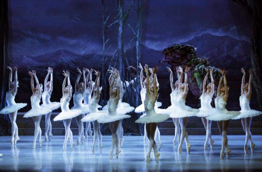 El Ballet Nacional de Cuba será el encargado de clausurar la XV Temporada de la Danza. En la imagen, momentos de El lago de los cisnes./Foto: Internet