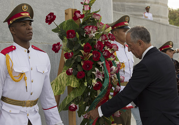 Marcelo Rebelo de Sousa, presidente de Portugal, coloca ofrenda en el Memorial José Martí. Foto. Ismael Francisco/ Cubadebate.