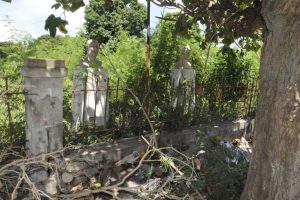 Frente a los bustos de Martí y Maceo se esparce el basurero de la vecindad.
