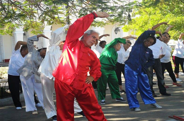 Jóvenes y adultos mayores coincidieron hoy en Cienfuegos durante una demostración del dominio de las técnicas del wushu y del tai shi shuan. /Foto: Darilys