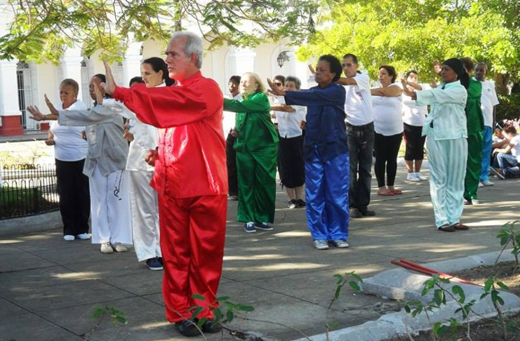 Jóvenes y adultos mayores coincidieron hoy en Cienfuegos durante una demostración del dominio de las técnicas del wushu y del tai shi shuan. /Foto: Darilys