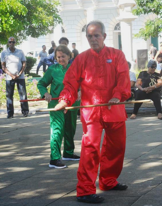 Jóvenes y adultos mayores coincidieron hoy en Cienfuegos durante una demostración del dominio de las técnicas del wushu y del tai shi shuan. /Foto: Darilys