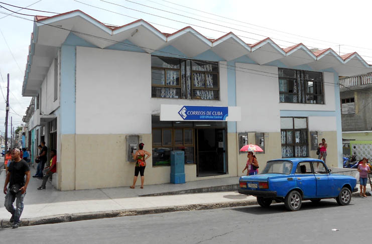 Correo Central en la ciudad de Cienfuegos. / Foto: Igorra