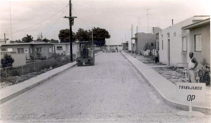 Se asfaltan las calles de Bonneval y ya existía, como se ve al fondo, el estadio y su fachada característica.