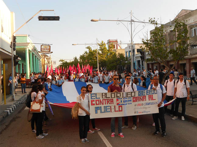 Jóvenes universitarios marchan contra el Bloqueo en Cienfuegos