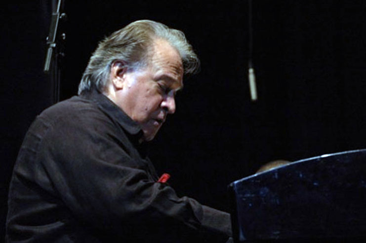 El pianista Frank Fernández ofrecerá un concierto en el teatro Tomas Terry, de Cienfuegos, el 20 de octubre, Día de la Cultura Cubana./ Foto: Centro de Documentación