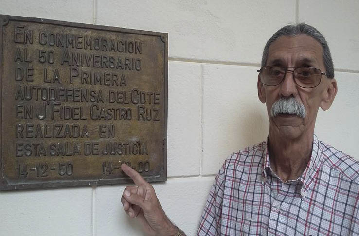 El juez José Ramón González Guadarrama muestra la tarja conmemorativa de los sucesos. / Fotos: de la autora