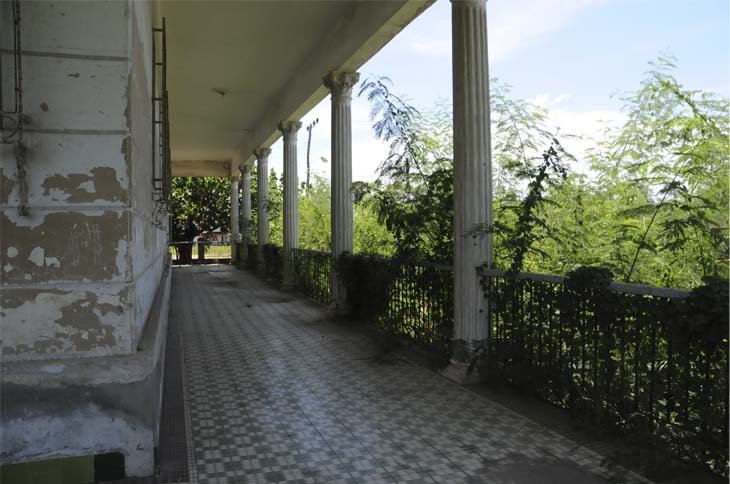 La naturaleza amenaza con invadir los portales de la casona.