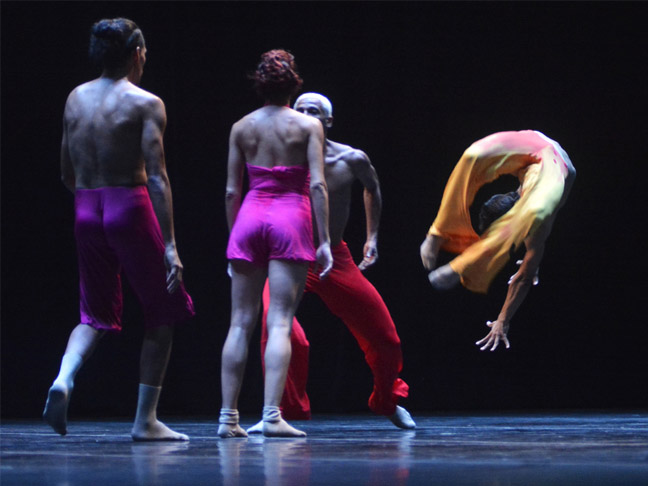 Indomitable Waltz, de la coreógrafa canadiense Aszure Barton, estreno mundial de la agrupación danzaria a presentar en la Perla del Sur este fin de semana. /Foto: Abel Rojas Barallobre