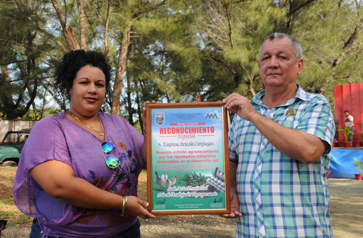 La Empresa Avícola Cienfuegos resultó sede del Acto Provincial por el día del Trabajador Agropecuario. Foto: Juan Carlos Dorado.