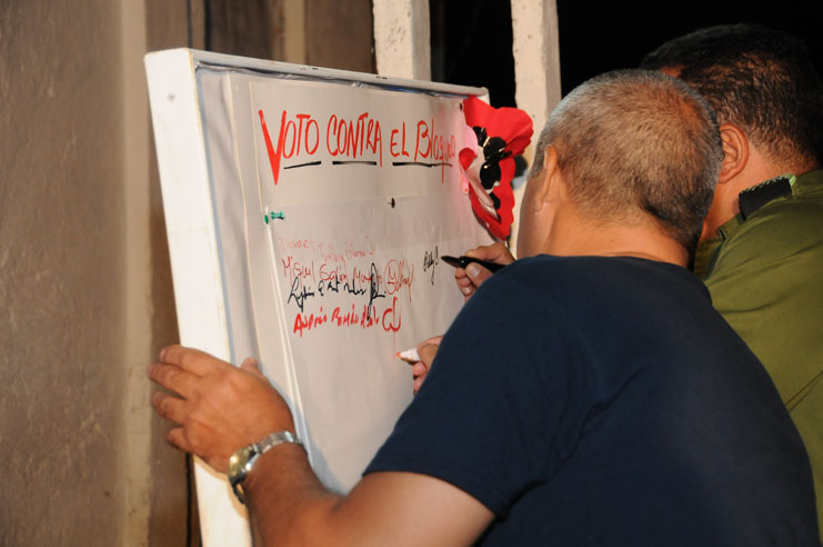 En la noche de ayer los habitantes de la zona 202 del Consejo Popular Caunao condenaron el Bloqueo contra Cuba.