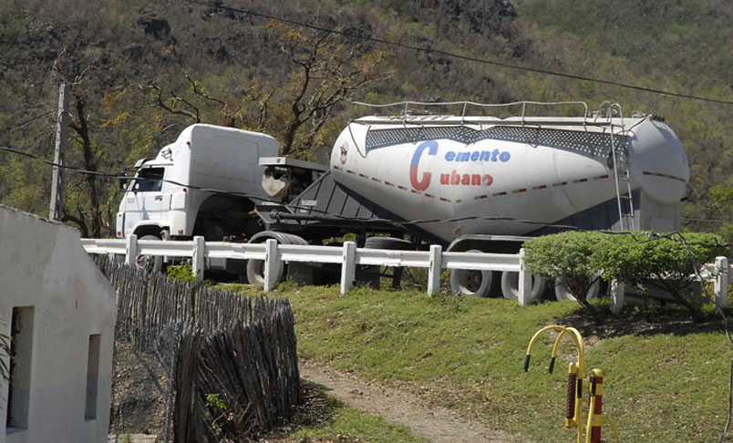 El traslado en camiones silo desde la terminal de carga guantanamera hasta los municipios afectados agiliza la entrega a los damnificados. /Foto: Leonel Escalona (periódico Venceremos)