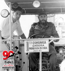 Fidel monta en una combinada cañera. Foto: Tomada de Cubadebate