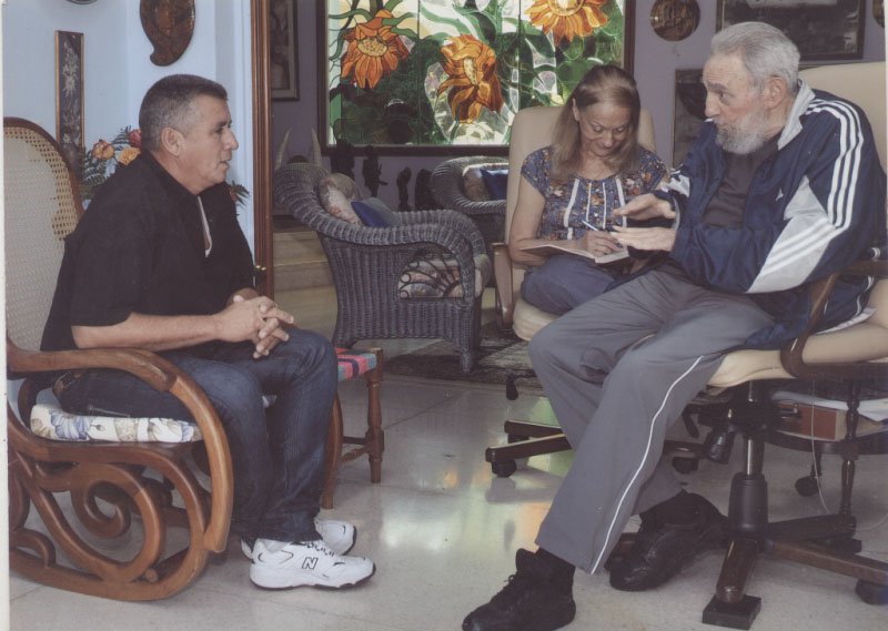 En más de una oportunidad Regino y su esposa visitaron a Fidel en su propia casa, donde dialogaban sobre temas que les apasionaban: la ganadería, y en particular la crianza de cabras. Invariablemente desde el Consejo de Estado le enviaban a la pareja las fotos de aquellos memorables encuentros. / Foto: Cortesía del entrevistado