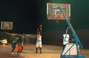 Los muchachos del basket entrenan en el Frontón, donde también lo hacen el voleibol, el fútbol sala, el bádminton…/Foto: de la autora