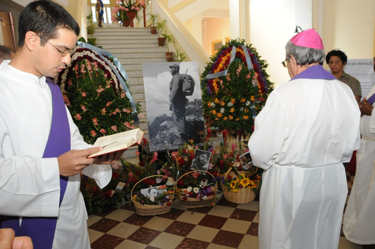 Oficio religioso al líder de la Revolución Cubana Fidel Castro, encabezado por Monseñor Domingo Oropesa, Obispo de Cienfuegos. / Foto: Juan Carlos Dorado