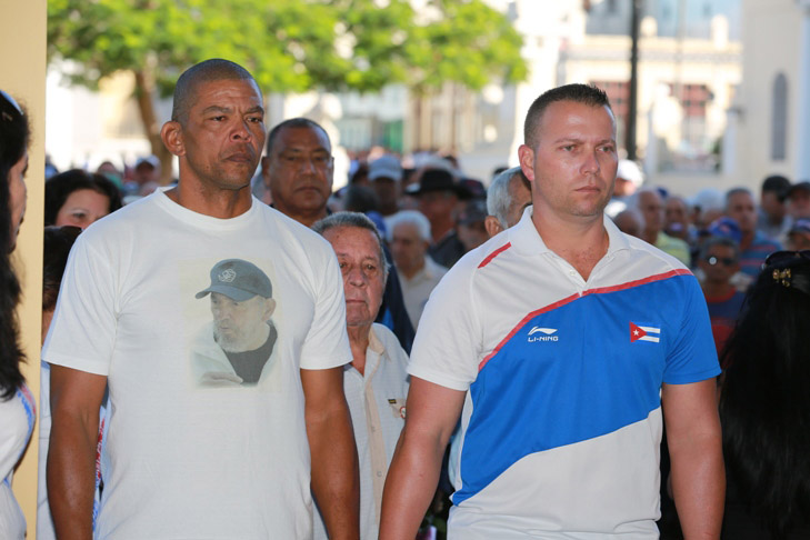 Adiel Palma, junto al también campeón olímpico Norberto González, en el tributo del pueblo de Cienfuegos a Fidel. Foto: Joel de la Paz