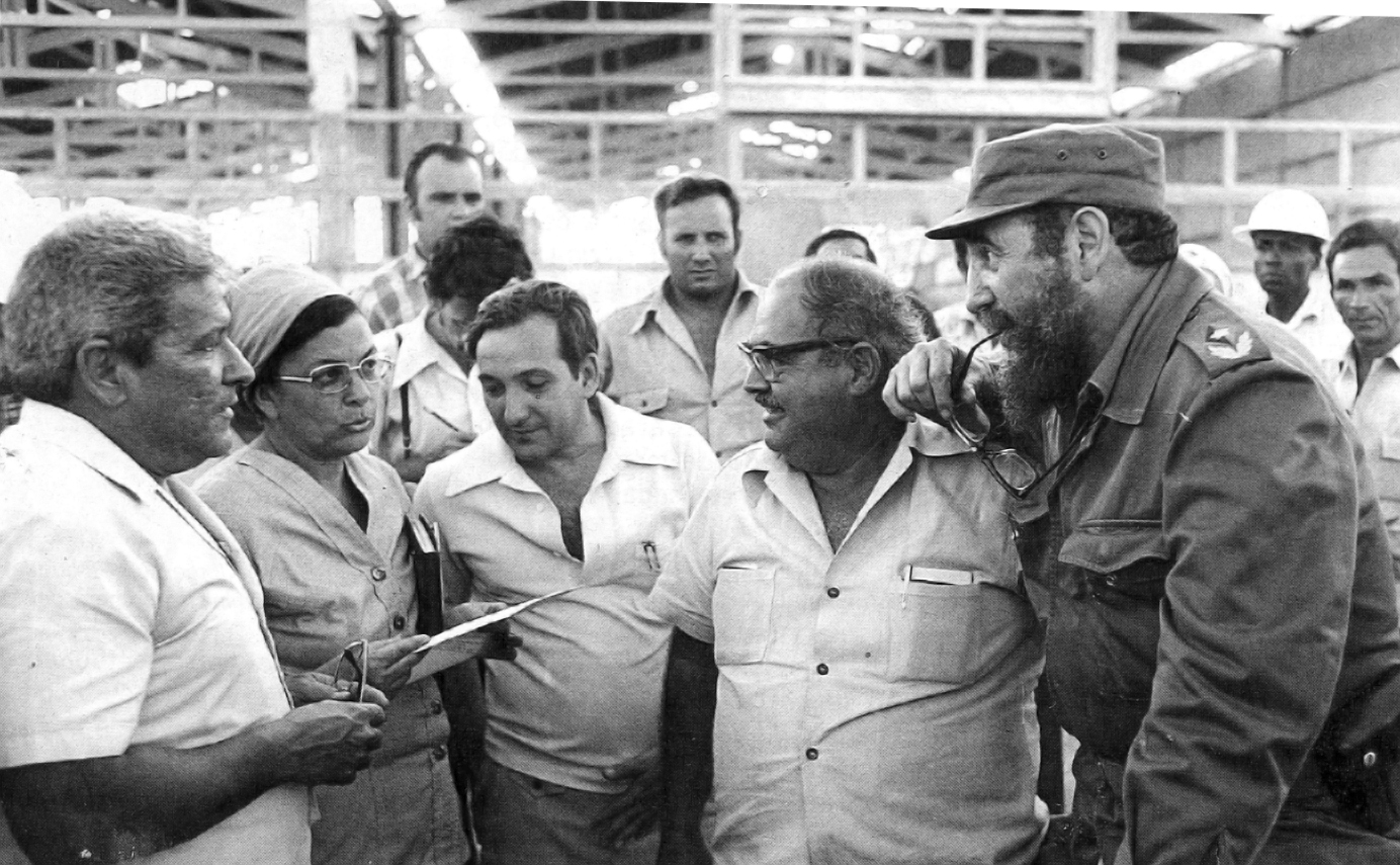Fidel conversa con trabajadores durante un recorrido por la fábrica de combinadas cañeras 60 Aniversario de la Revolución de Octubre, en Holguín. Foto: Periódico Trabajadores