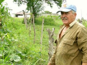 Isidro Chaviano encontró en su finca La Maravillosa un refugio para su jubilación. Foto: Magalyz Chaviano