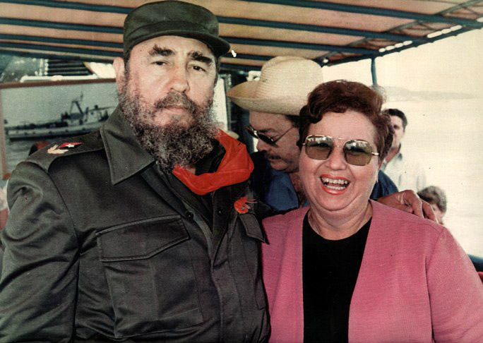 Lutgarda conserva su fotografía junto al Comandante en Jefe como su más preciado recuerdo/ Foto: Archivo