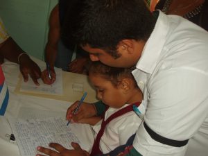 Sin saber leer ni escribir Nayla Álvarez Juanes, alumna de preescolar escribió con ayuda su nombre
