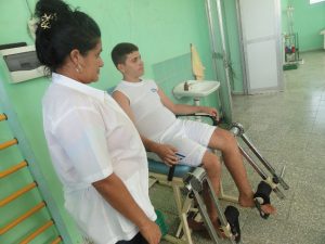 Yudisley con Leandro en el banco de cuádriceps Foto: Midaymis
