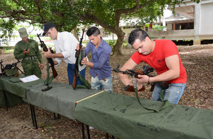 Los jóvenes mostraron sus habilidades y destrezas en el arme y desarme del fusil. /Foto: Modesto Gutiérrez