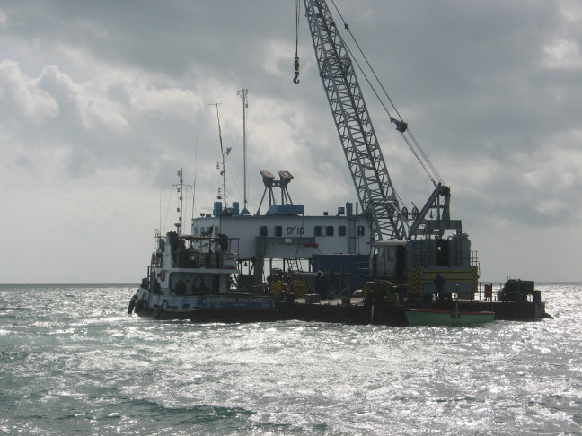 Los trabajos en la Zona 2 del puerto son parte de un programa nacional que inició en 2011 y ahora destina a Cienfuegos un tren de dragado, compuesto por la Libertad II, remolcador, grúa flotante y otras embarcaciones auxiliares. /Foto: Cortesía de Administración Portuaria Cienfuegos.