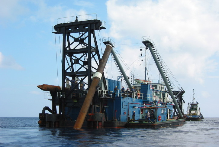 Los trabajos en la Zona 2 del puerto son parte de un programa nacional que inició en 2011 y ahora destina a Cienfuegos un tren de dragado, compuesto por la Libertad II, remolcador, grúa flotante y otras embarcaciones auxiliares. /Foto: Cortesía de Administración Portuaria Cienfuegos.