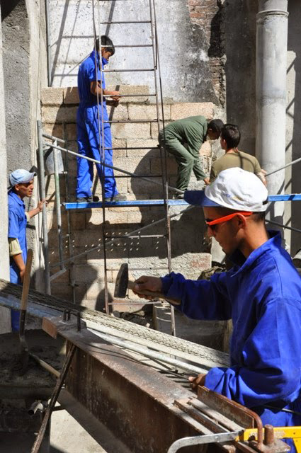 Actualmente, los estudiantes de la Escuela de Oficios trabajan en la restauración del patio de La Alhambra./Foto: Efraín Cedeño