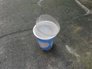 Adherido al clásico potecito de helado, otro más pequeño reduce la cantidad de la venta a la mitad.