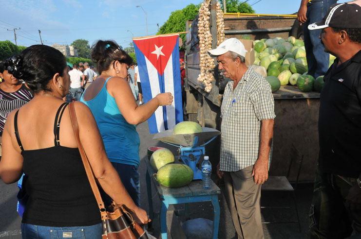 Varias empresas e industrias participan en la organización de la Feria popular en la Calzada de Dolores, de la ciudad de Cienfuegos. / Foto: Juan Carlos Dorado.