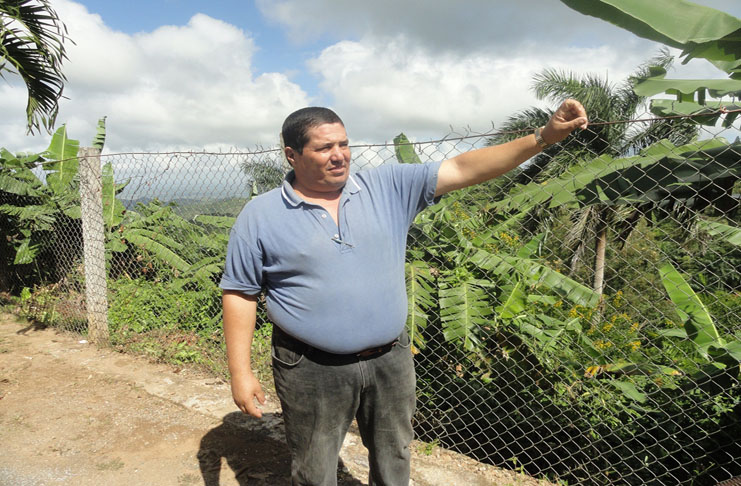 Alexei Herrera Valladares, presidente de un vasto Consejo Popular en las montañas cienfuegueras, se muestra preocupado frente al fenómeno de la migración poblacional. / Foto: Midaimys