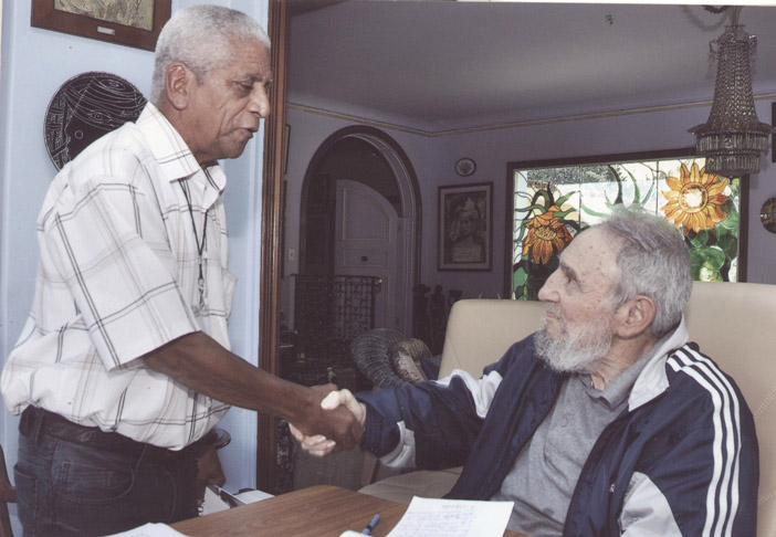Julio L. Jova Ramírez junto a Fidel. Foto: Cortesía del entrevistado
