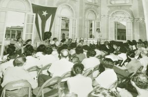 Asistentes a la primera plenaria municipal de alfabetización, celebrada el 9 de septiembre de 1961 en los altos del antiguo Liceo de Cienfuegos, hoy Biblioteca Provincial Roberto García Valdés. /Foto: cortesía Museo Nacional de la Campaña de Alfabetización.