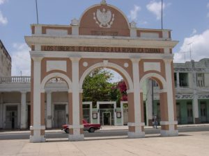 El Arco de Triunfo de los Obreros, situado en la plaza fundacional de Cienfuegos, es el único existente en Cuba. 