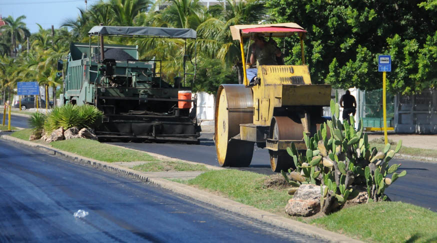 La elaboración y aplicación de asfalto está entre los planes cumplidos. Foto: Juan Carlos Dorado