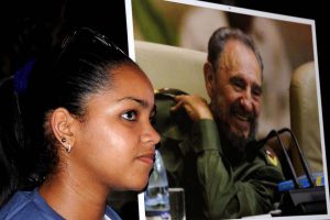 Estudiante, durante la vigilia convocada por la Universidad de Oriente, como homenaje al máximo líder de la Revolución Cubana Fidel Castro Ruz, en Santiago de Cuba, el 2 de diciembre de 2016. ACN FOTO/Omara GARCÍA MEDEROS