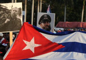 Pueblo santiaguero acude a la Plaza de la Revolución Antonio Maceo en la provincia Santiago de Cuba, lugar donde se le rendirá tributo al líder de la Revolución Cubana Fidel Castro Ruz, el 3 de diciembre de 2016. ACN FOTO/Omara GARCÍA MEDEROS