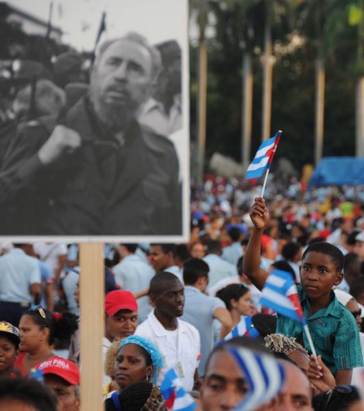 Pueblo santiaguero acude a la Plaza de la Revolución Antonio Maceo en la provincia Santiago de Cuba, lugar donde se le rendirá tributo al líder de la Revolución Cubana Fidel Castro Ruz, el 3 de diciembre de 2016. ACN FOTO/Omara GARCÍA MEDEROS