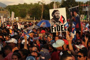 Pueblo santiaguero acude a la Plaza de la Revolución Antonio Maceo en la provincia Santiago de Cuba, lugar donde se le rendirá tributo al líder de la Revolución Cubana Fidel Castro Ruz, el 3 de diciembre de 2016. ACN FOTO/Omara GARCÍA MEDEROS/app