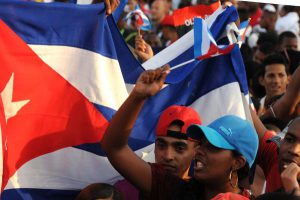 Pueblo santiaguero acude a la Plaza de la Revolución Antonio Maceo en la provincia Santiago de Cuba, lugar donde se le rendirá tributo al líder de la Revolución Cubana Fidel Castro Ruz, el 3 de diciembre de 2016. ACN FOTO: Omara GARCÍA MEDEROS