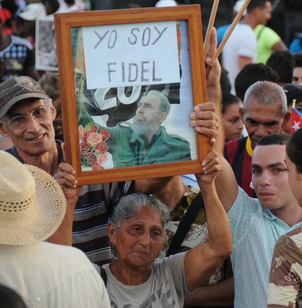 Pueblo santiaguero acude a la Plaza de la Revolución Antonio Maceo en la provincia Santiago de Cuba, lugar donde se le rendirá tributo al líder de la Revolución Cubana Fidel Castro Ruz, el 3 de diciembre de 2016. ACN FOTO/Omara GARCÍA MEDEROS