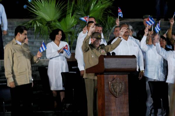 El General de Ejército Raúl Castro Ruz (podio), presidente de los Consejos de Estado y de Ministros de Cuba, preside el acto político por la desaparición física del Comandante en Jefe Fidel Castro, en la Plaza de la Revolución Antonio Maceo, en Santiago de Cuba, el 3 de diciembre de 2016. ACN FOTO/Omara GARCÍA MEDEROS