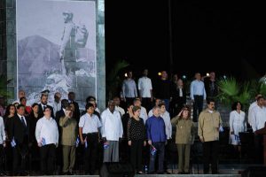 El General de Ejército Raúl Castro Ruz, presidente de los Consejos de Estado y de Ministros de Cuba, junto a Nicolás Maduro (D), presidente de Venezuela; los expresidentes de Brasil Luis Inácio Lula Da Silva (camisa azul) y Dilma Russeff (C); el presidente de Bolivia Evo Morales (cuarto de la izq.); Esteban Lazo (C izq.), presidente de la Asamblea Nacional del Poder Popular; el Comandante de la Revolución Ramiro Valdés (tercero de la izq.); y el canciller cubano Bruno Rodríguez, enre otros, en el acto político por la desaparición física del Comandante en Jefe Fidel Castro, en la Plaza de la Revolución Antonio Maceo, en Santiago de Cuba, el 3 de diciembre de 2016. ACN FOTO/Omara GARCÍA MEDEROS