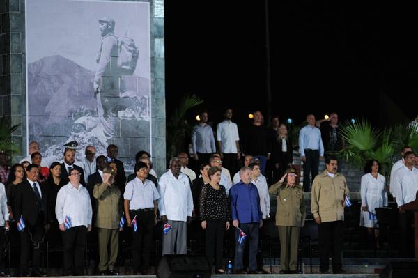 El General de Ejército Raúl Castro Ruz, presidente de los Consejos de Estado y de Ministros de Cuba, junto a Nicolás Maduro (D), presidente de Venezuela; los expresidentes de Brasil Luis Inácio Lula Da Silva (camisa azul) y Dilma Russeff (C); el presidente de Bolivia Evo Morales (cuarto de la izq.); Esteban Lazo (C izq.), presidente de la Asamblea Nacional del Poder Popular; el Comandante de la Revolución Ramiro Valdés (tercero de la izq.); y el canciller cubano Bruno Rodríguez, enre otros, en el acto político por la desaparición física del Comandante en Jefe Fidel Castro, en la Plaza de la Revolución Antonio Maceo, en Santiago de Cuba, el 3 de diciembre de 2016. ACN FOTO/Omara GARCÍA MEDEROS