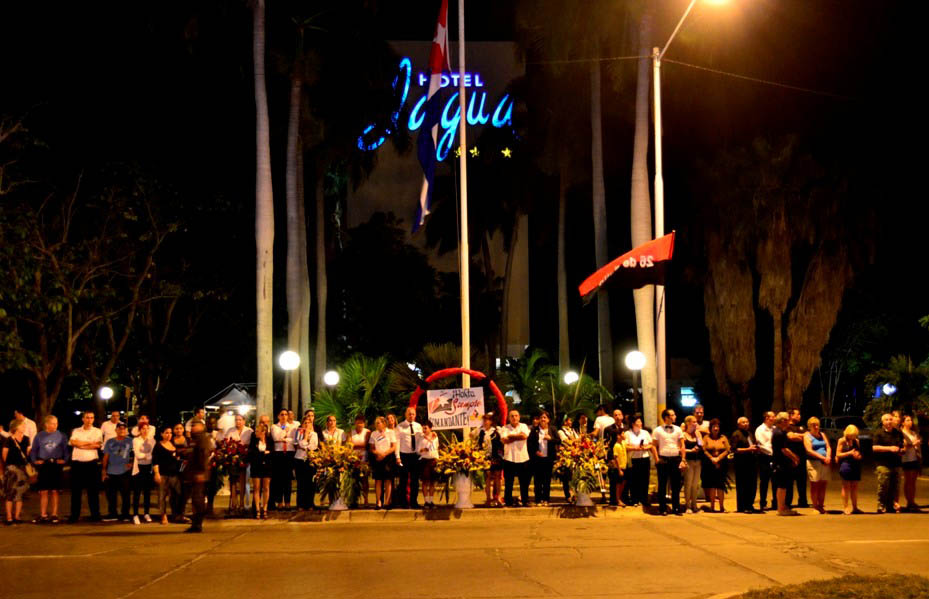 Los trabajadores del Hotel Jagua, también despidieron a Fidel. Fotos: Edwin Hernández y Emilio Cachán