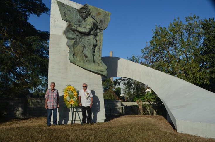 Miembros de la Asociación de Combatientes colocaron una ofrenda floral frente al monumento a Balboíta, al iniciar la recordación. Foto: Bielsa