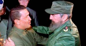 El primer encuentro. Aeropuerto Internacional José Martí, La Habana, 13 de diciembre de 1994, a las 9:40 pm. Foto: El Encuentro