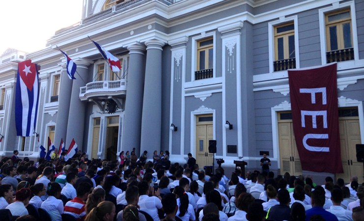 Frente a la sede del Gobierno Provincial tuvo lugar el acto central por el aniversario 94 de la FEU. Foto: Glenda Boza Ibarra